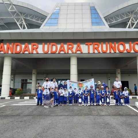 Kunjungan TK - KB El-Fath ke Bandara Trunojoyo Sumenep